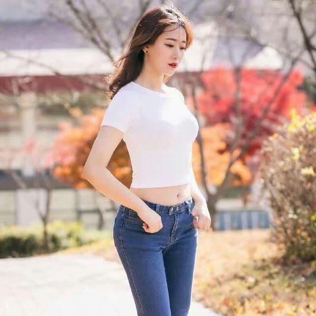 牛仔裤子凸显美感的身材线条，能把多余的肉肉包裹修饰起来