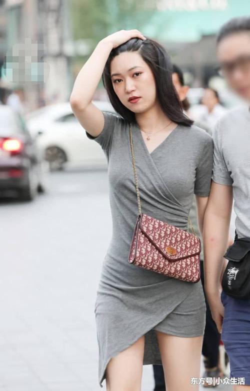 街拍：熟透了的女神，包臀裙薄薄的穿出了感觉