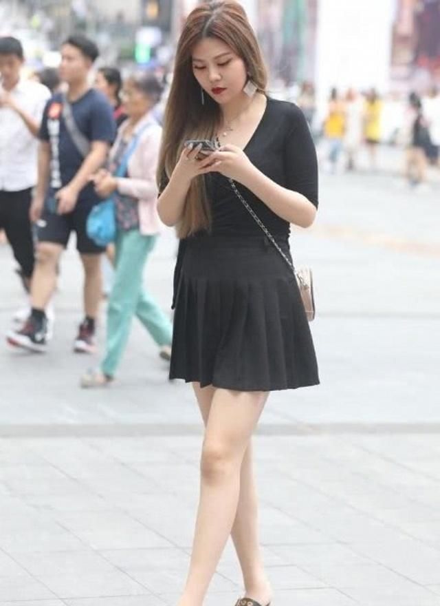  美女|街拍：美女把衬衫打个结穿出街，特别的迷人