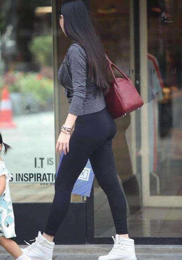 街拍: 女生都喜欢穿紧紧的衣服