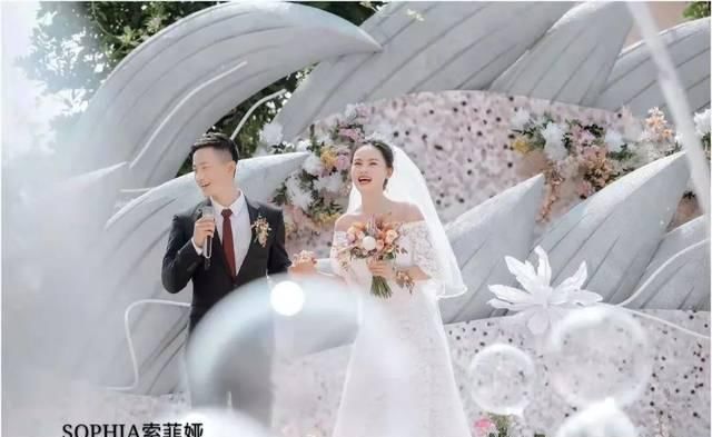  婚纱：婚礼当天婚纱礼服要选几套？答案在这儿！