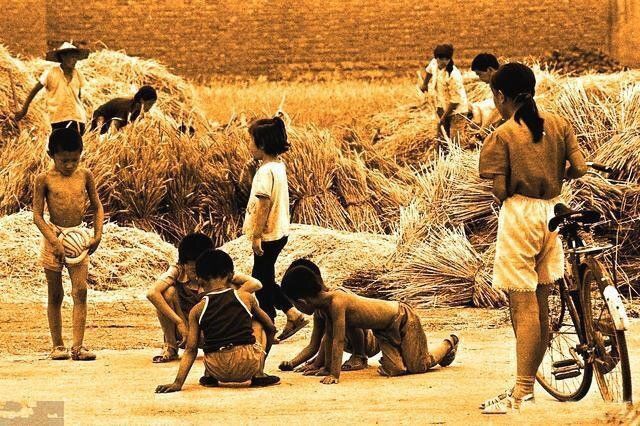 一组80年代左右的老照片，图6大集体时期，图8回娘家