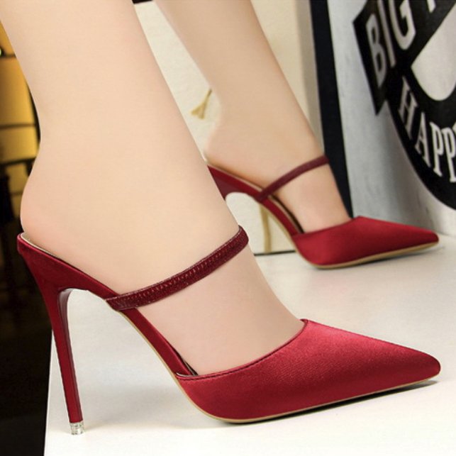 细跟高跟鞋会让你变得自信而优雅，它给予你的骄傲，谁也代替不了