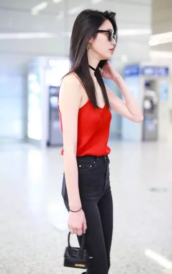 奚梦瑶太厉害了,竟瘦成了“纸片人”,这是要和鲁豫比身材?