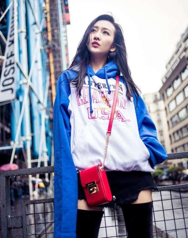  「王鸥」王鸥美出新高度，穿鹅黄卫衣塞半个衣角凹造型，依旧清新女神