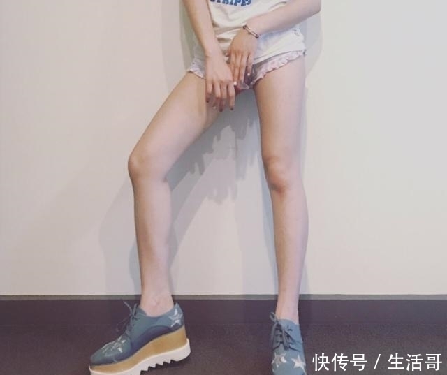 松糕鞋|上了年纪的女人,无论穿裤子还是裙子,少穿这六双鞋,土气还廉价