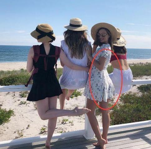 米兰达可儿和友人合影身材完美, 赤脚突显大长腿, 奚梦瑶178米高9