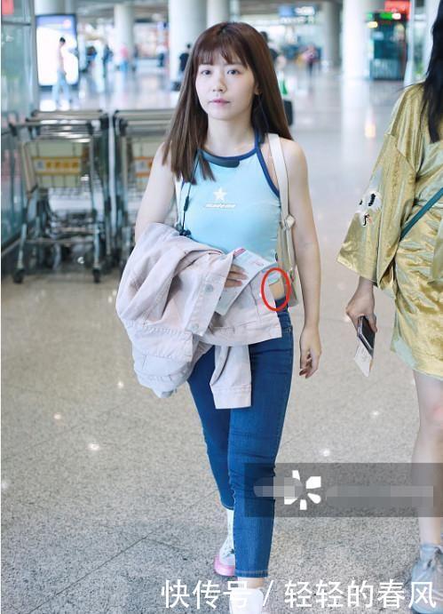 赖美云现机场高调“炫腹”，不料露出赘肉引尴尬，连外套都遮不住