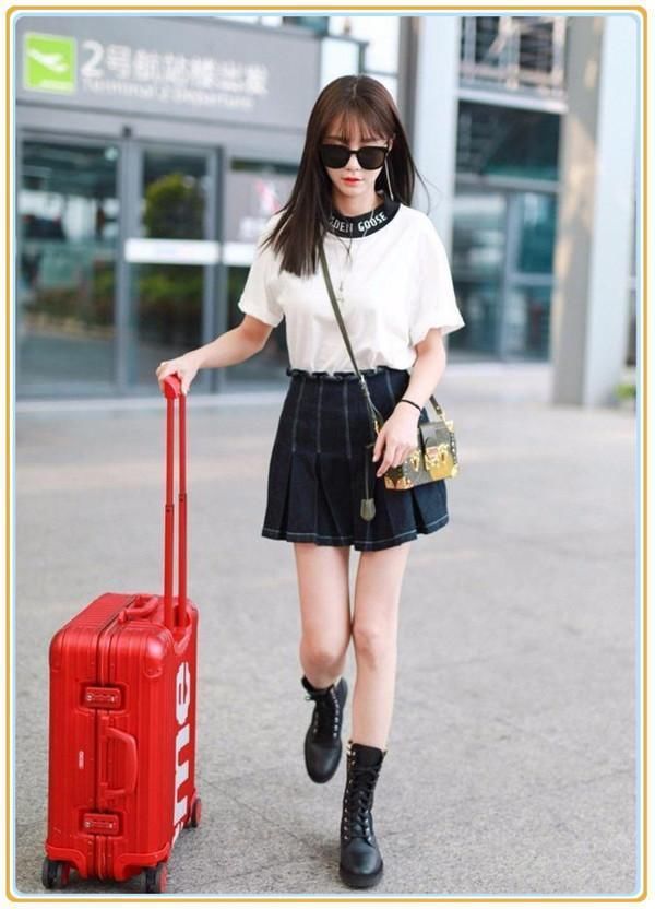 董洁是有多嫩？38岁穿百褶裙美成初恋，撞上29岁沈梦辰都一点没输