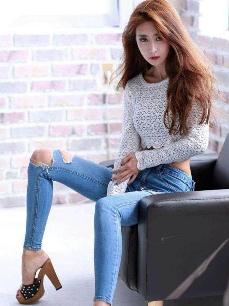 牛仔裤小姐姐这样搭配，不一样的时髦味道！