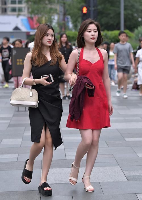  『拥有』女神潮范儿美搭！街拍美女：拥有一双大长腿，才是好身材的标配！