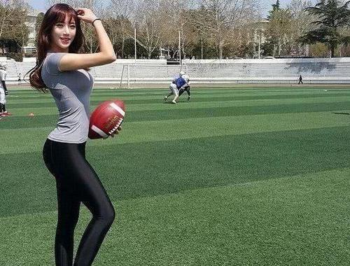 公园游玩偶遇打底裤女神，散发出十足的女人味，很有魅力