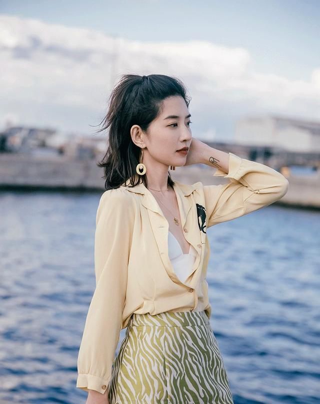  『时髦』春节穿什么裤子好?一条时髦的背带裤搭配,穿上年轻好几岁
