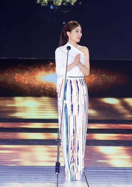 马苏这身材太恨人! 吊带裙都要撑爆了, 连李小璐柳岩都甘拜下风