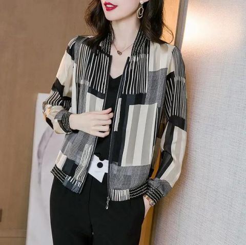  #女人#手臂粗女人看过来！适合31-65岁女人穿的“黑白衫”，遮肉又减龄