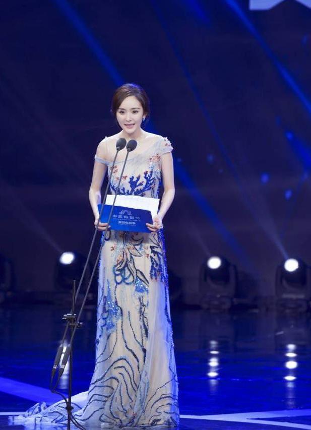 杨幂身材真好，露肩裙女人味爆棚，网友：美的冒泡