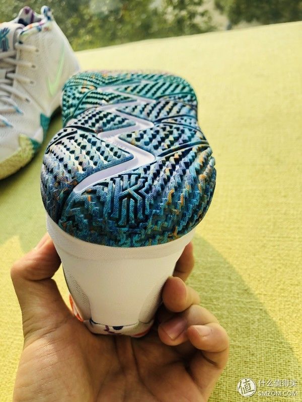 敲代码的小仙女的日常晒鞋 篇四:好事需成双，鞋中藏彩蛋--KYRIE 4 复活节