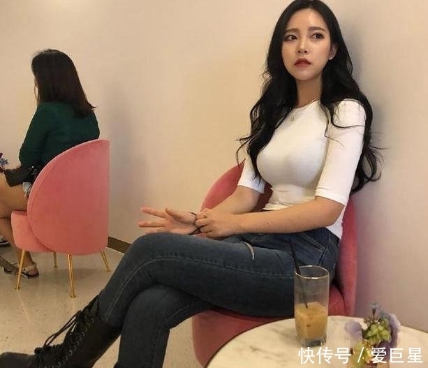  味儿|牛仔裤展现女性的自信穿搭，让你身姿妙曼显温柔女人味儿
