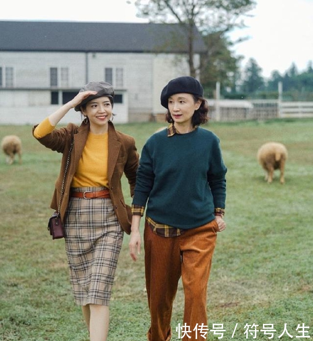  大妈■50岁女人如何摆脱“大妈感”？瞧三木妈妈这样穿，优雅减龄又时髦