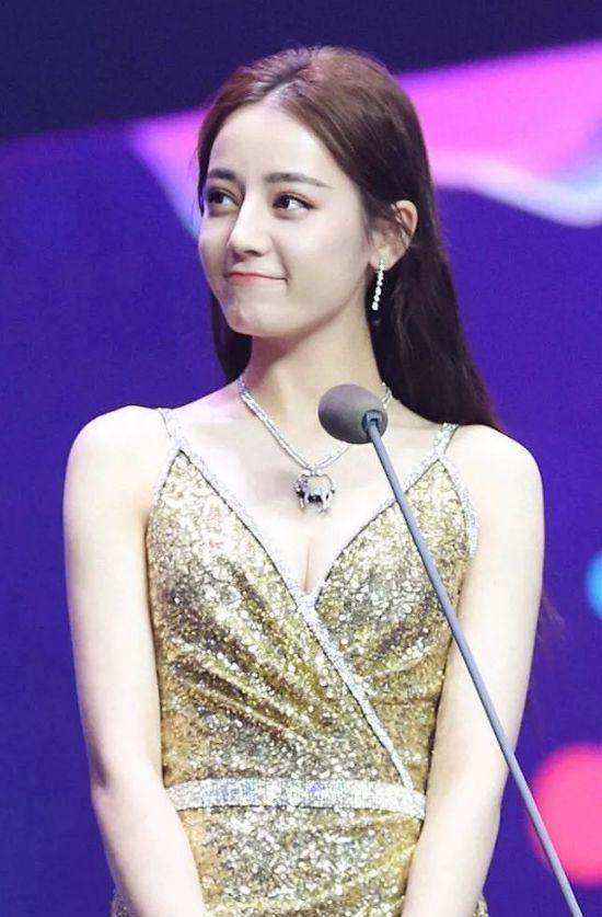 5位女星内衣外穿：杨颖时尚，蔡依林随意，迪丽热巴“空空如也”