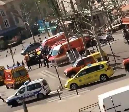  #面包店#法国南部一家面包店外，一名疯狂持刀者，造成至少2人死亡，多人受伤