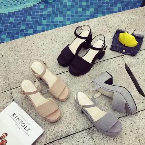 最近特别流行的时尚风,美女怎么能缺少如此美丽的高跟鞋