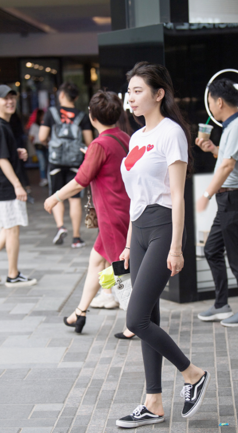 街拍：喜欢穿紧身裤的女人，瑜伽裤大方出街，网友：这是秋裤外穿