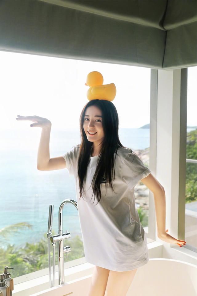 迪丽热巴宛如仙女下凡,一席白裙堪比“白浅”,微笑时甜如初恋!