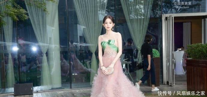 古力娜扎穿粉色礼服亮相活动, 气质清新又少女, 网友: 张翰后悔?