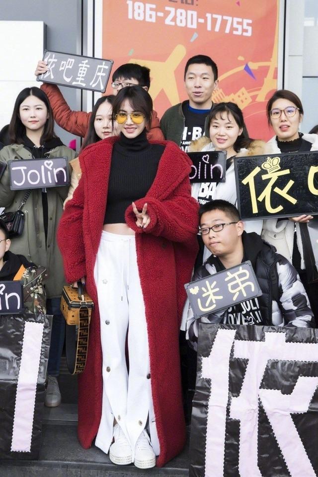 37岁蔡依林真敢穿!礼服从肩膀露到脚,网友:这尺度范冰冰都服