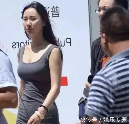 楚楚动人的成熟少妇，紧身裙勾勒完美体型简直无可挑剔，让身后的