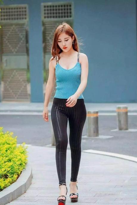 街拍:成熟韵味的打底裤美女,穿出女性自信美感,吸引力十足!