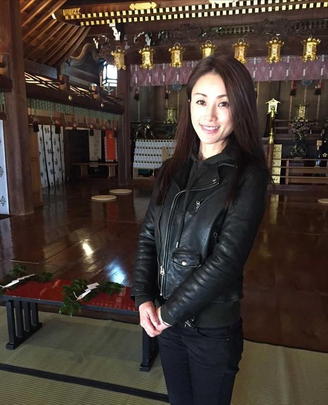条连衣■大波浪卷发搭配红色连衣裙减龄时髦，美腻了，49岁酒井法子不显老