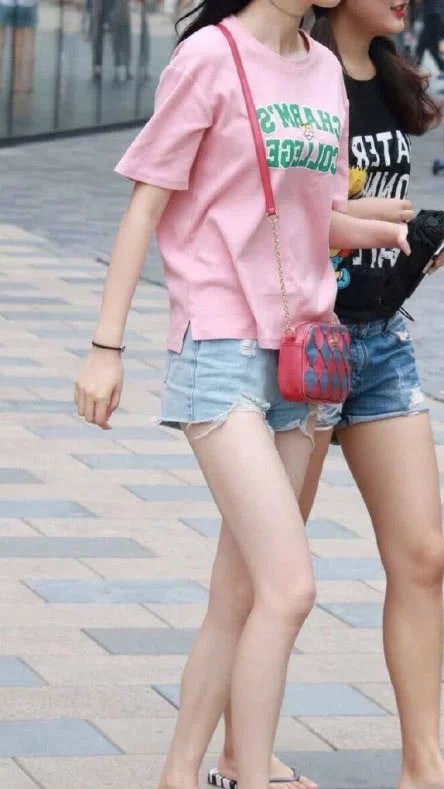 粉色上衣真显嫩，小姐姐白皙的皮肤令人垂涎，小热裤的搭配展露大