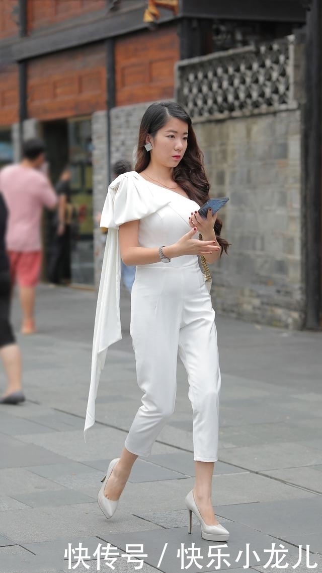 「示出优雅」街拍:美女穿蕾丝的吊带小背心,十分的有魅力