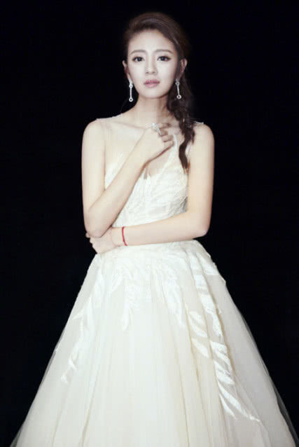 安以轩这个“腿精”又出来显摆大长腿了！网友：羡慕羡慕就好！