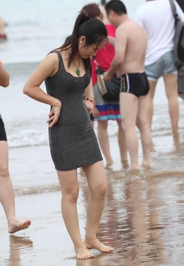 包臀裙的设计简洁，优雅的气质魅力的女性人物