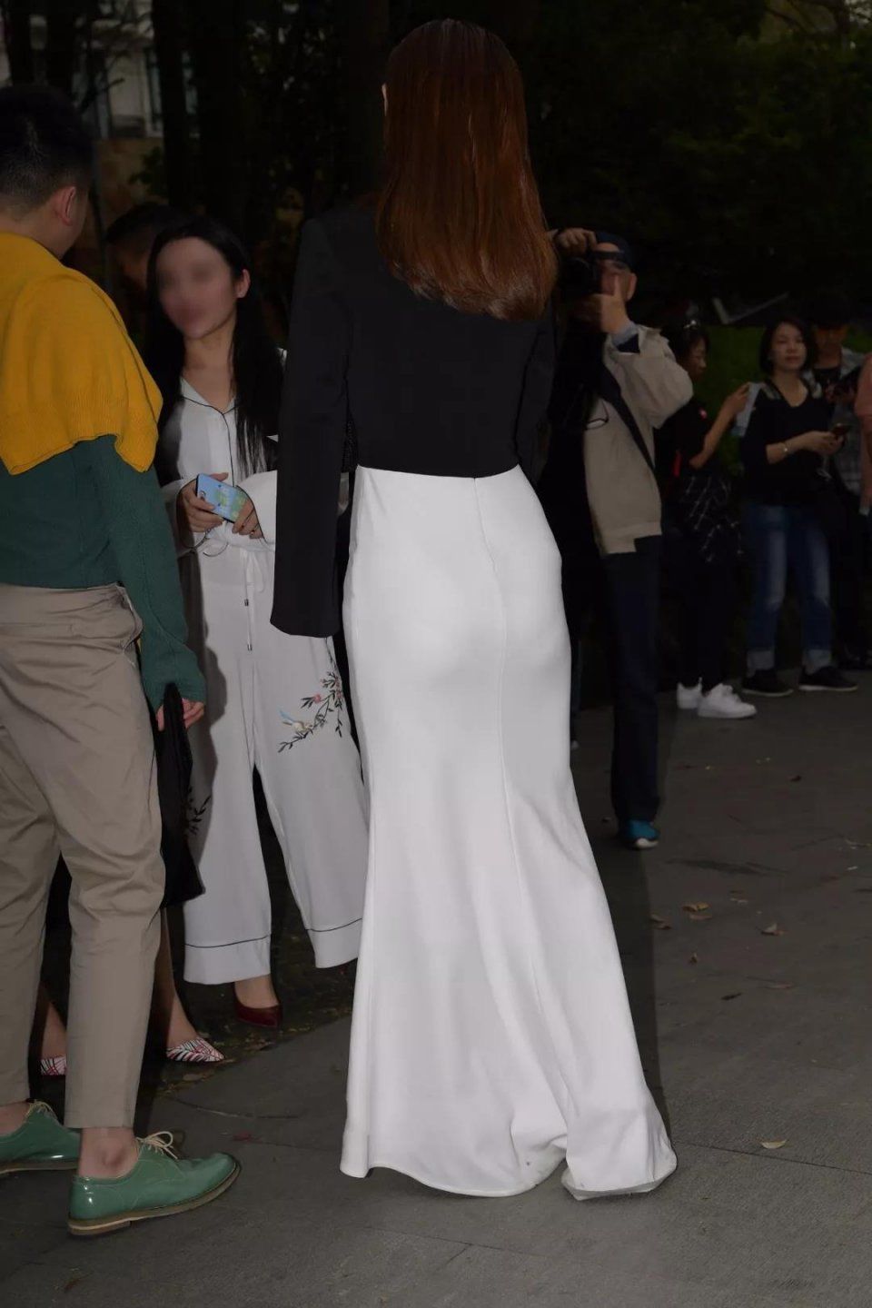 街拍：穿一袭白长裙，体态风韵，美臀的性感美女
