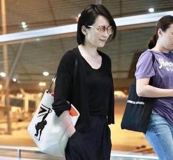 「得非常的好看」48岁杨钰莹遇上49岁俞飞鸿，才知道真嫩和装嫩的差距有多大！