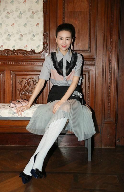 董洁真放肆! 穿的蕾丝透视装明明很透 网友: 还假装不知道!