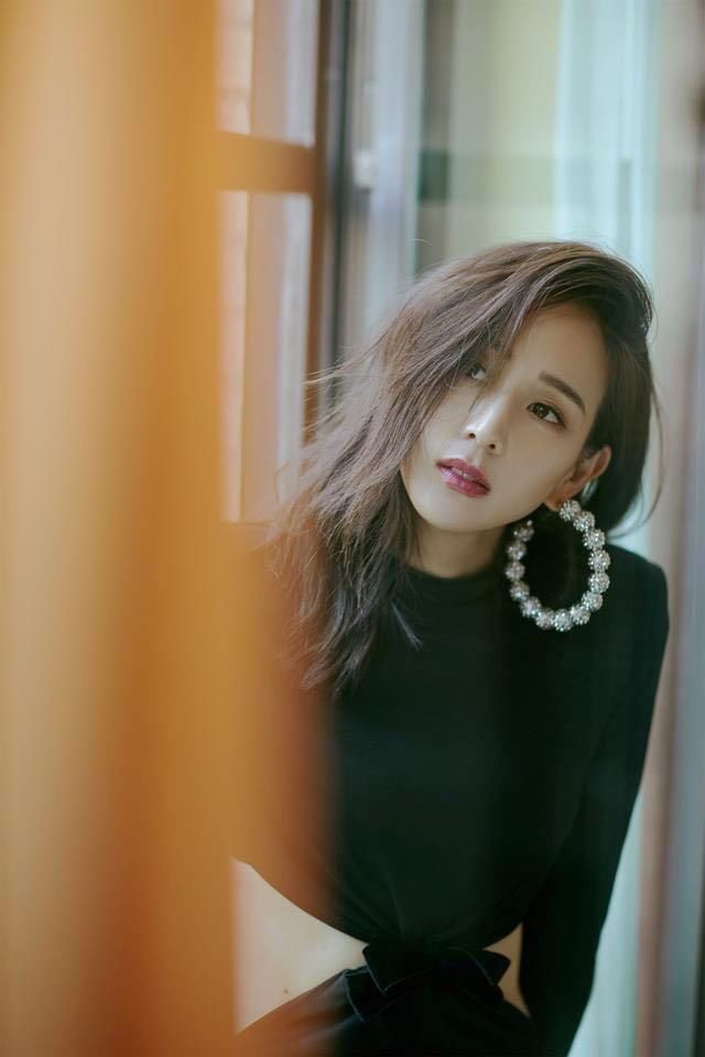 张钧甯不再低调了，纽约时装周上一身挖腰连体装，潮的飞起！