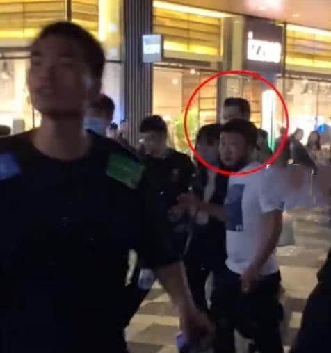  保镖：黄晓明拍戏排场大！遭粉丝全面围堵，多位保镖成人墙保护！