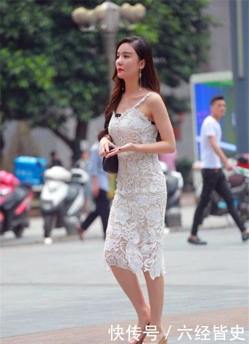 「白皙」街拍：美女时尚的穿搭秀出白皙长腿，长发飘飘，绰约多姿