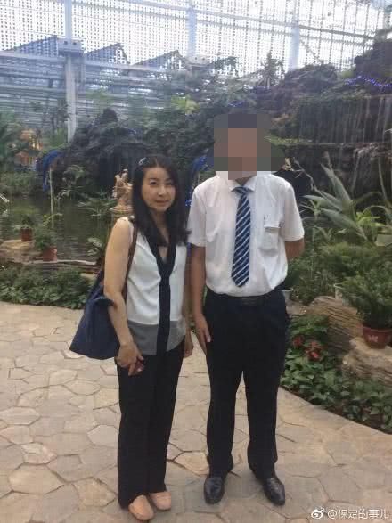 郭晶晶回娘家保定探望父母,素颜不说,穿着特像村姑