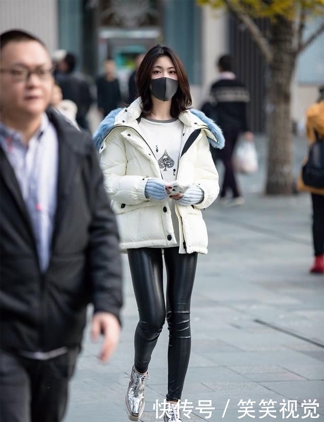  【小美女】街拍：小美女身材完美，黑色露肩上衣 露洞牛仔裤，个性十足