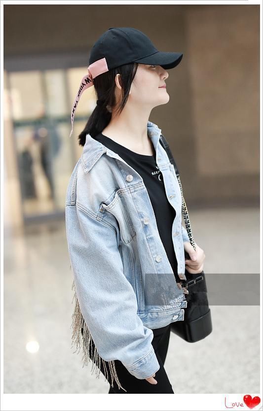 谢娜太强了！成功解锁牛仔外套新穿法，网友却说：亮点都在后背上