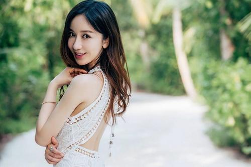 娄艺潇真敢穿，为了秀腿裙子两边开衩，网友：身材真好