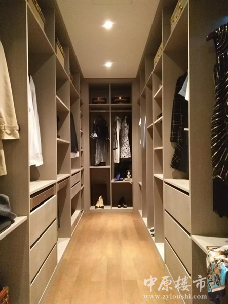 加冕女王的百变之道:用365种造型美出天际!