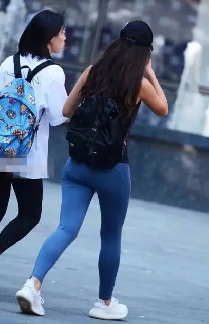 青春萌妹子蓝色紧身裤勾勒完美弧线，靓丽又阳光