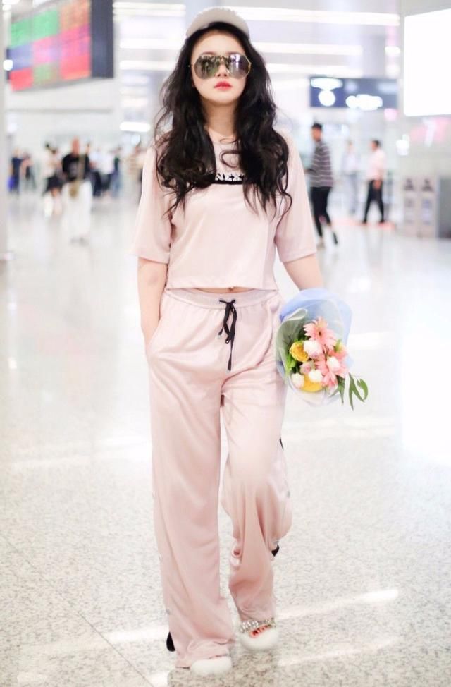 连体裤还能穿出妩媚感，冉莹颖身材真好！网友：敢穿就别拿手捂着